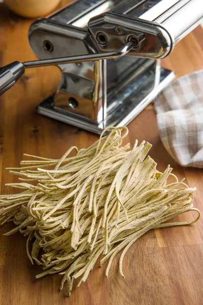 Tagliolini pasta italiana con trufas . — Foto de Stock