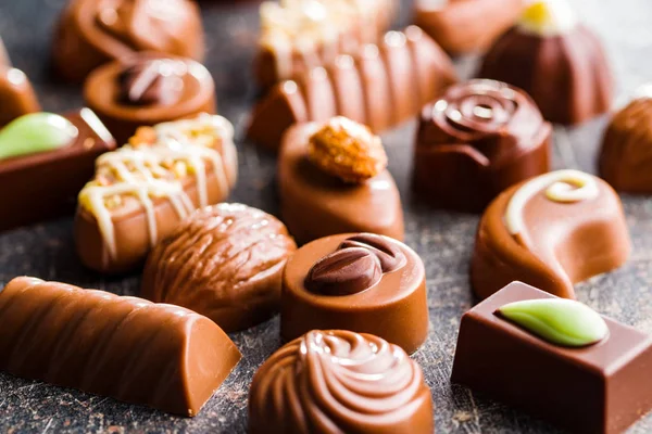Pralines belges mélangées. Truffes au chocolat . — Photo