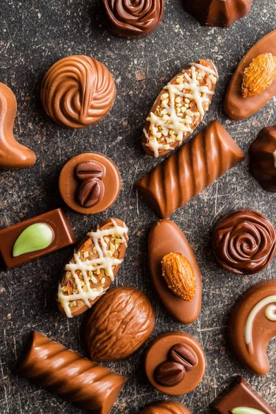 Pralines belges mélangées. Truffes au chocolat . — Photo