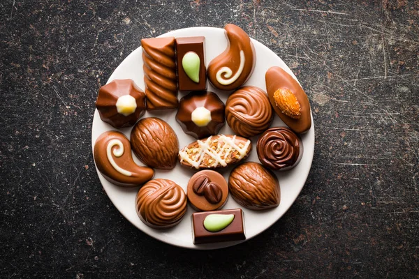 Змішані бельгійські праліни. Шоколадні трюфелі . — стокове фото