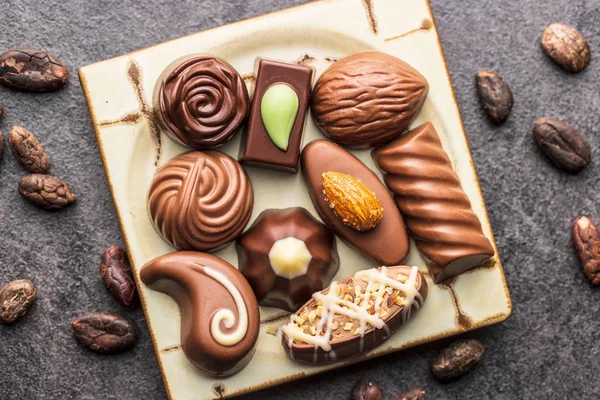 Smíšené belgické pralinky. Čokoládové lanýže. — Stock fotografie