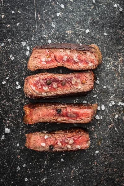 Středně krvavý steak grilované plátky — Stock fotografie
