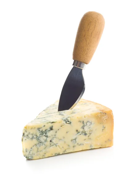 Leckerer Blauschimmelkäse mit Messer. — Stockfoto