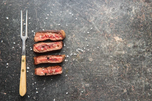 Filete a la parrilla medio rebanado —  Fotos de Stock