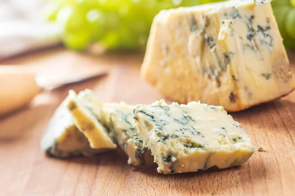 Smakelijke blauwe kaas. — Stockfoto
