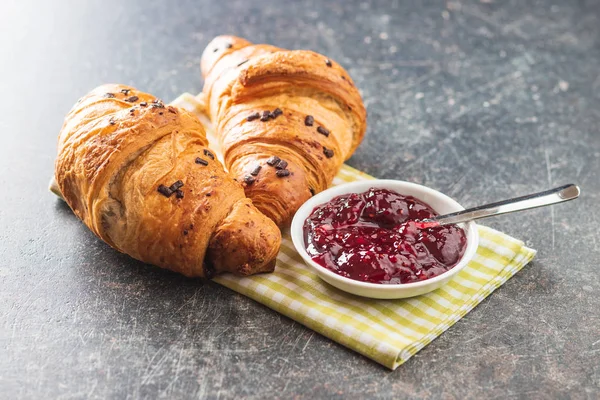 Dois croissants com migalhas de chocolate . — Fotografia de Stock