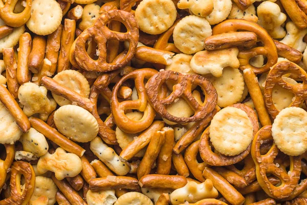 Bolachas e pretzels salgados mistos . — Fotografia de Stock