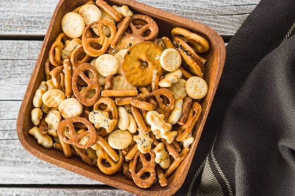 Galletas saladas mixtas y pretzels . — Foto de Stock