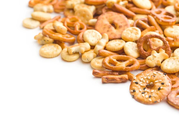 Galletas saladas mixtas y pretzels . — Foto de Stock