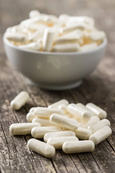 Капсулы белых лекарств . — стоковое фото