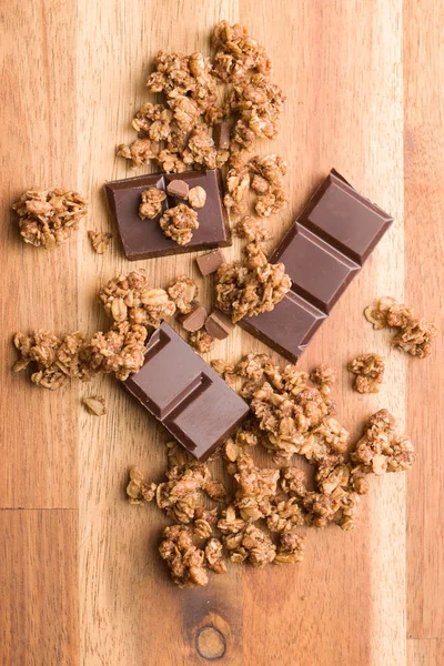 De choklad granola frukostflingor av spannmål. — Stockfoto