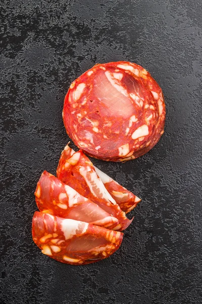 Geschnittene Chorizo Salami Wurst Auf Schwarzem Tisch — Stockfoto