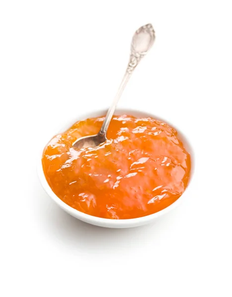 白色背景的碗中的美味杏果酱 — 图库照片