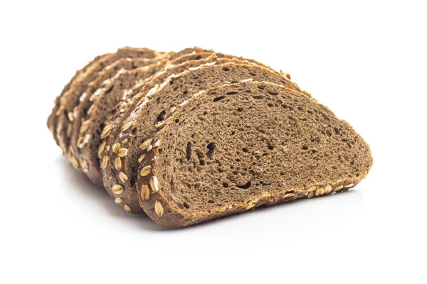 Snijd volkorenbrood met havervlokken. — Stockfoto