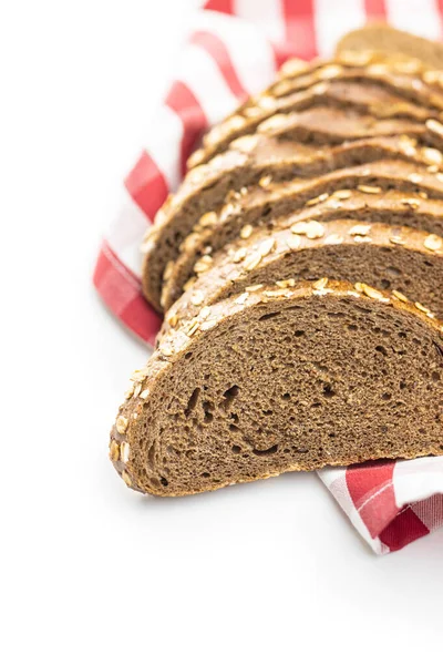 Yulaf gevreğiyle dilimlenmiş tahıllı ekmek.. — Stok fotoğraf