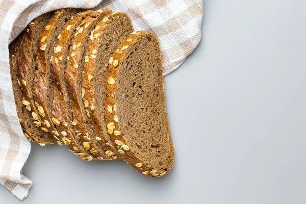 Pan de grano entero en rodajas con copos de avena. Pan integral. — Foto de Stock