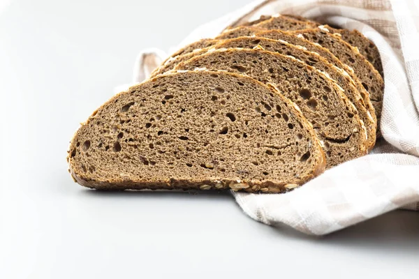 Pan de grano entero en rodajas con copos de avena. Pan integral. — Foto de Stock