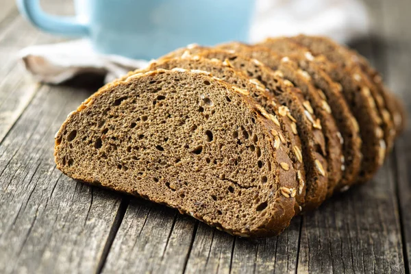 Vollkornbrot in Scheiben geschnitten mit Haferflocken. Vollkornbrot. — Stockfoto