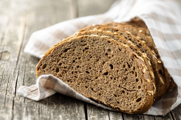 Pão integral em fatias com flocos de aveia. Pão inteiro. — Fotografia de Stock