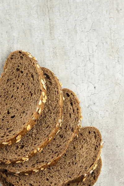 Pan de grano entero en rodajas con copos de avena. Pan integral. — Foto de Stock