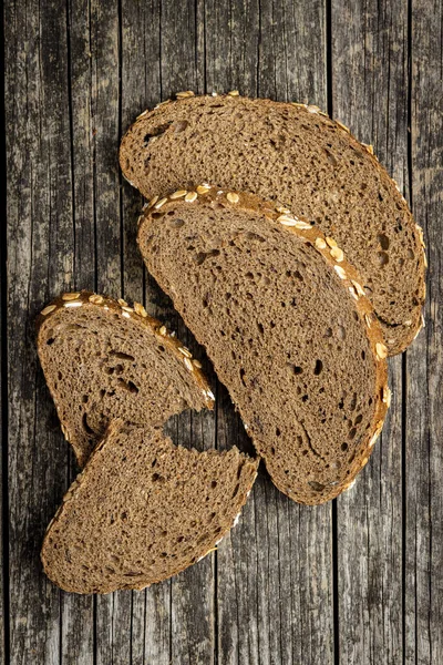 Pan de grano entero en rodajas con copos de avena. Pan integral. —  Fotos de Stock