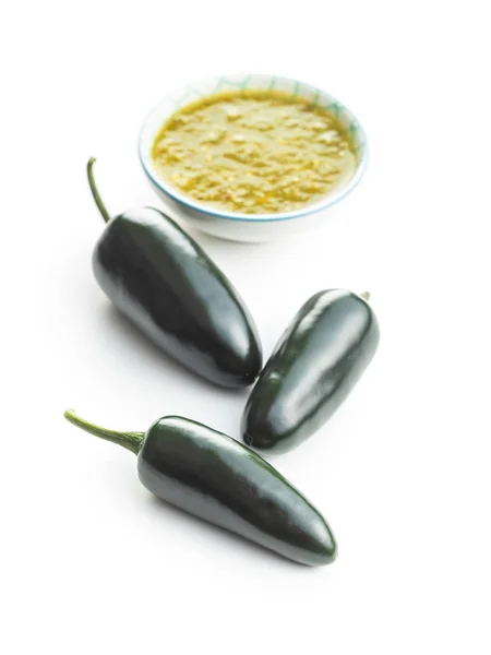 Groene jalapeno pepers en tabasco saus. — Stockfoto