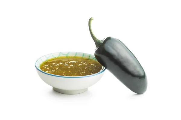 Pimentos verdes de jalapeno e molho de tabasco . — Fotografia de Stock