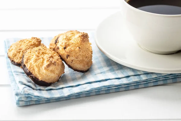 Biscotti al cocco con cioccolato. — Foto Stock