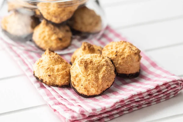 Biscoitos de coco com chocolate. — Fotografia de Stock