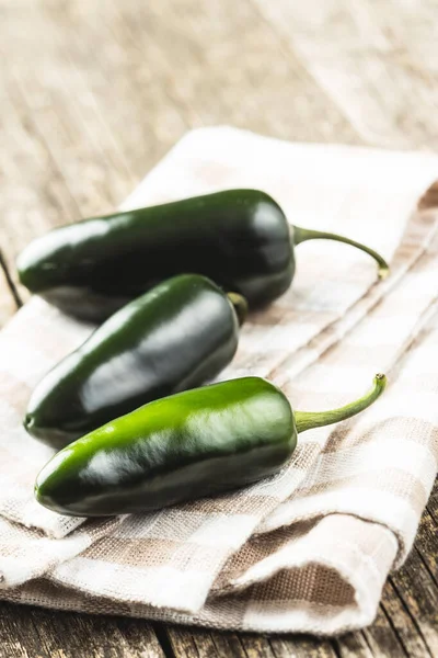 Gröna jalapeno peppar. — Stockfoto