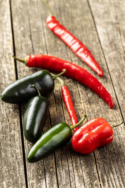 Jalapeno, habenero a chilli papričky. — Stock fotografie