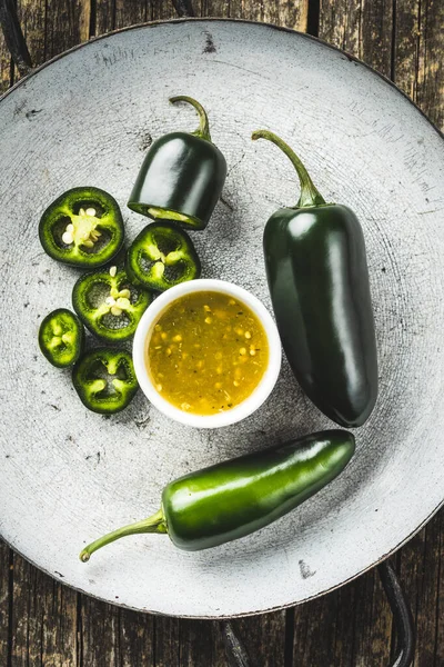 Grön jalapeno peppar och tabasco sås. — Stockfoto