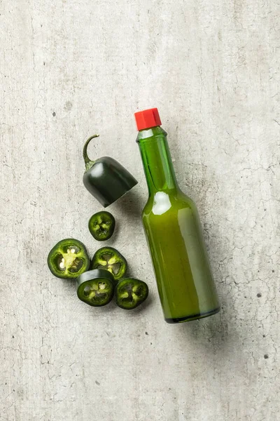 Grön jalapeno peppar och tabasco sås. — Stockfoto