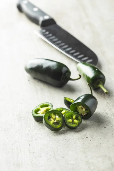 Snijd groene jalapeno peper. — Stockfoto