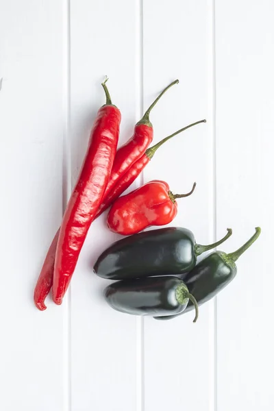 Hete jalapeno, habanero en chili pepers. — Stockfoto