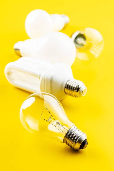 Energiesparlampen und klassische Glühbirnen. — Stockfoto