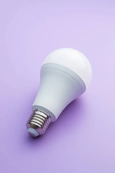 Ampoule à économie d'énergie. Ampoule LED . — Photo