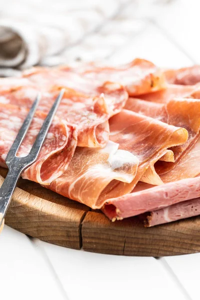 Skivad salami, prosciutto och rostbiff. — Stockfoto