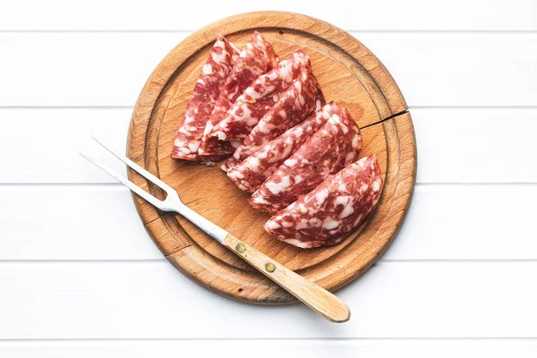 Salame fatiado. Carne de salsicha . — Fotografia de Stock