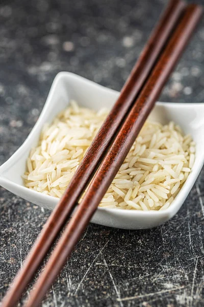 Uncooked indian long rice in bowl. — Stock Photo, Image