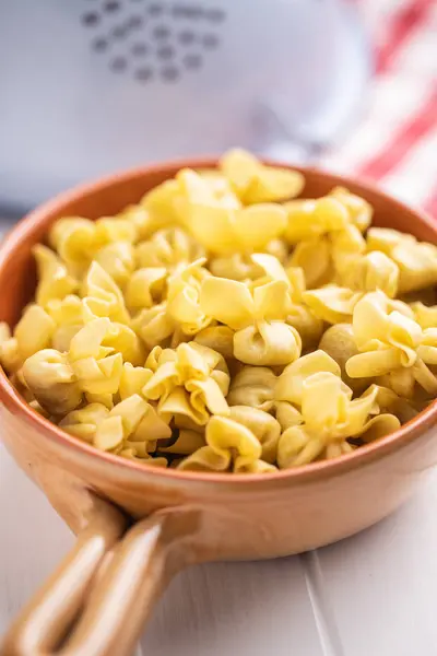 Italiaanse gevulde pasta. Sachettini pasta. — Stockfoto