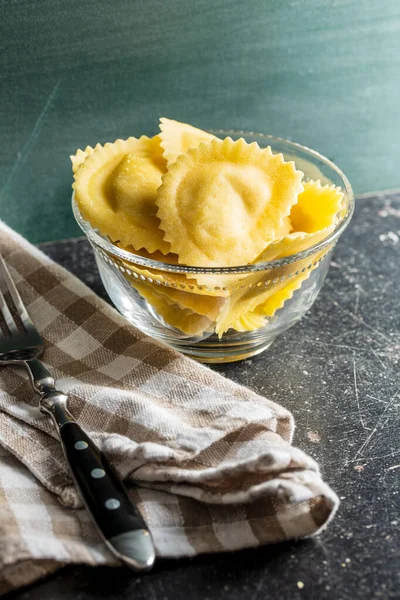 Italienische gefüllte Pasta. Panzerotti-Nudeln — Stockfoto
