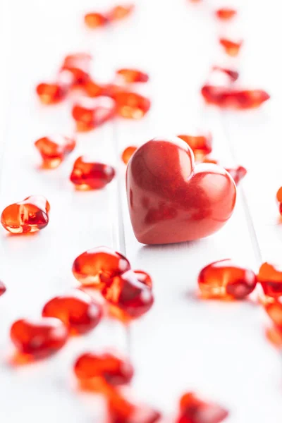 Червоні серця на білому столі . — стокове фото