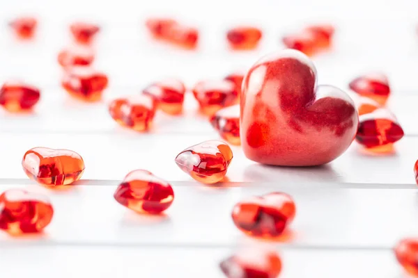 Coeurs rouges sur table blanche . — Photo