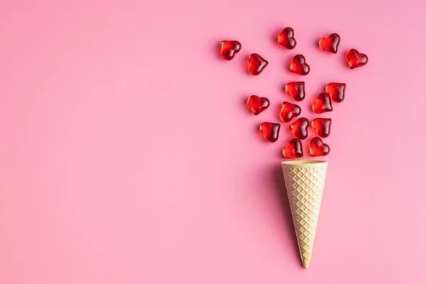 Corazón rojo y cono de helado . — Foto de Stock