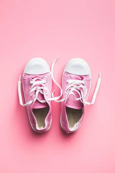 Retro ayakkabılar. Pembe arka planda tenis ayakkabıları. Üst görünüm. — Stok fotoğraf