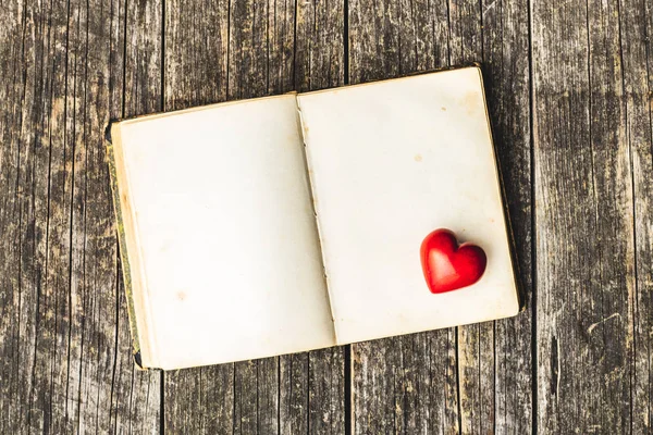 Concepto de amor. Corazón en libro vintage abierto . —  Fotos de Stock