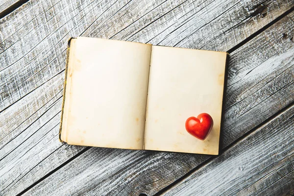 Concepto de amor. Corazón en libro vintage abierto . —  Fotos de Stock