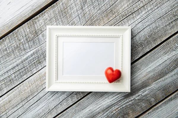 Liefde Valentijnsdag concept. Blanco fotolijst en hart. — Stockfoto