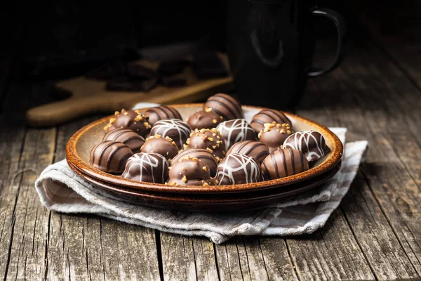 Пролін бонбоньєрки. Шоколадні трюфелі . — стокове фото